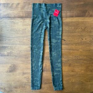 Spanx Look At Me Now Seamless Shaping Leggings Small Green Camo Print NEW